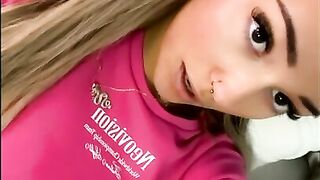 Luvlivvyy titty tease